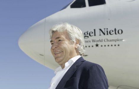 Ángel Nieto y un avión de Air Europa.