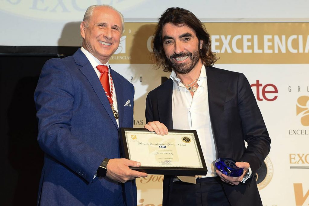 Javier Hidalgo recibe el Premio Excelencias.